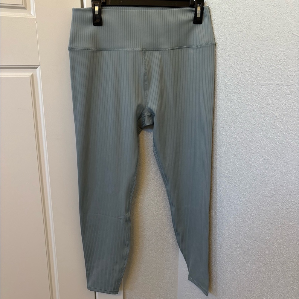 NWOT! ✨Vuori Inversion Rib Legging ✨. Size X-Large. Color Mist. - Picture 7 of 13